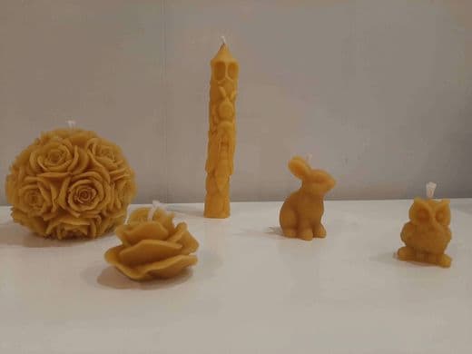 Bougies en cire d'abeille moulées : boule de roses, lapin et chouette.